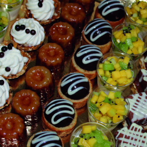 Mignardises, salade de fruits, cannelé de Bordeaux, tartelette aux fruits